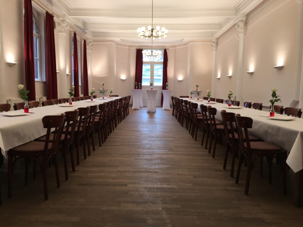 Der Logensaal mit zwei eingedeckten Tischreihen
